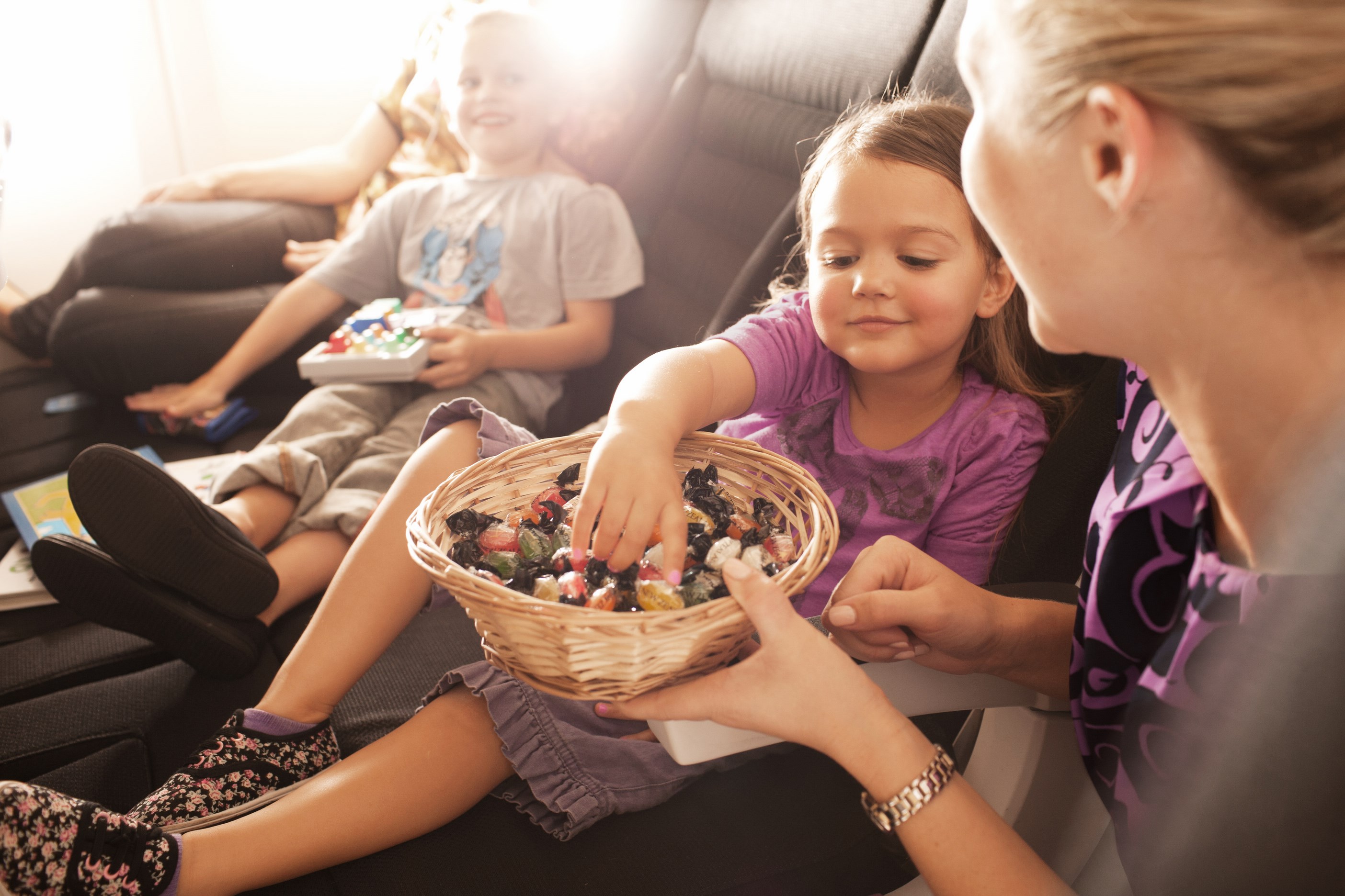 Air New Zealand Economy Skycouch - child taking sweet (Copiar)