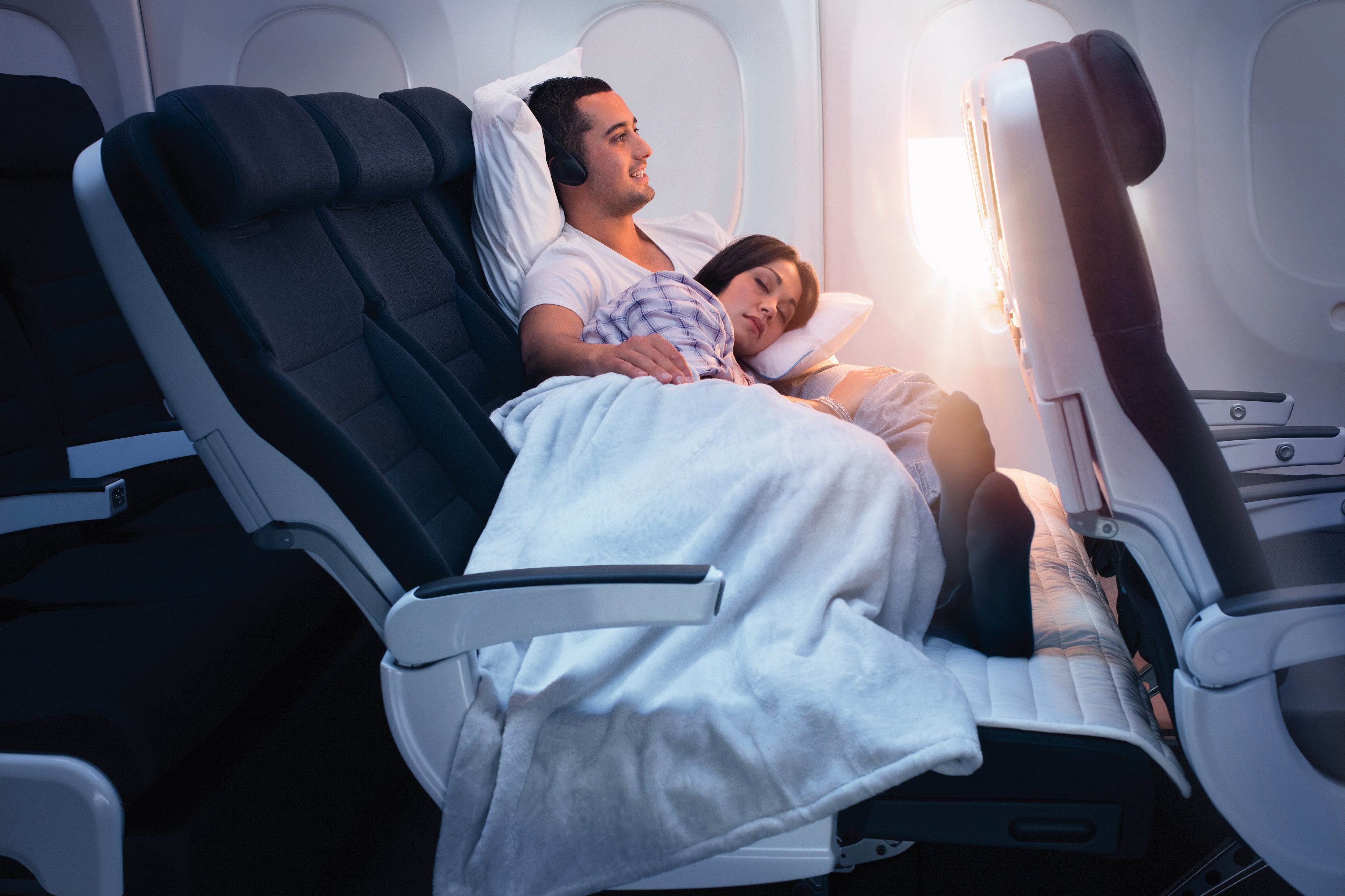 Air New Zealand EconomySkycouch - couple resting (Copiar)