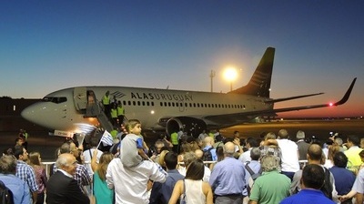 Autoridades ministeriales en la llegada del primer avión de Alas Uruguay2