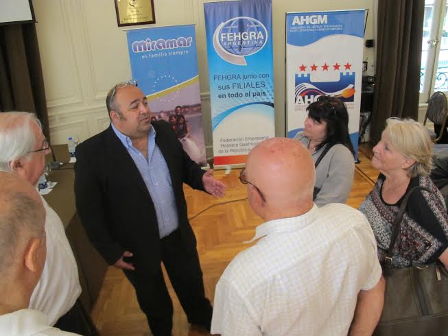  Carlos Pagliardini, Director de Promoción Turística de Gral. Alvarado, ofrece detalles a los periodistas.