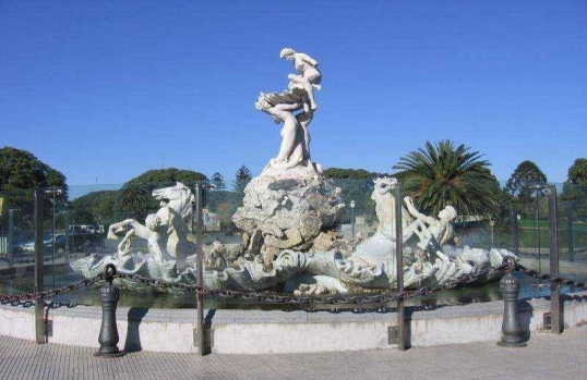 El 21 de mayo 1903 se inauguró en Parque Colón La Fuente Monumental Las Nereidas.