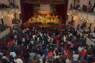 Paraná festejó sus 202 años con Los Totora y un teatro colmado, a pura fiesta