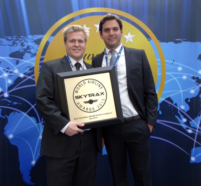 Holger Paulmann, CEO de SKY Airline, recibiendo el premio