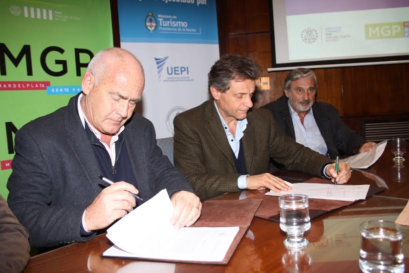 El ministro de Turismo de la Nación, Enrique Meyer, junto al intendente de General Pueyrredón, Gustavo Pulti, firmaron un convenio para la obra “Proyecto de Gestión Integral de los Residuos Sólidos Urbanos en General Pueyrredón”.