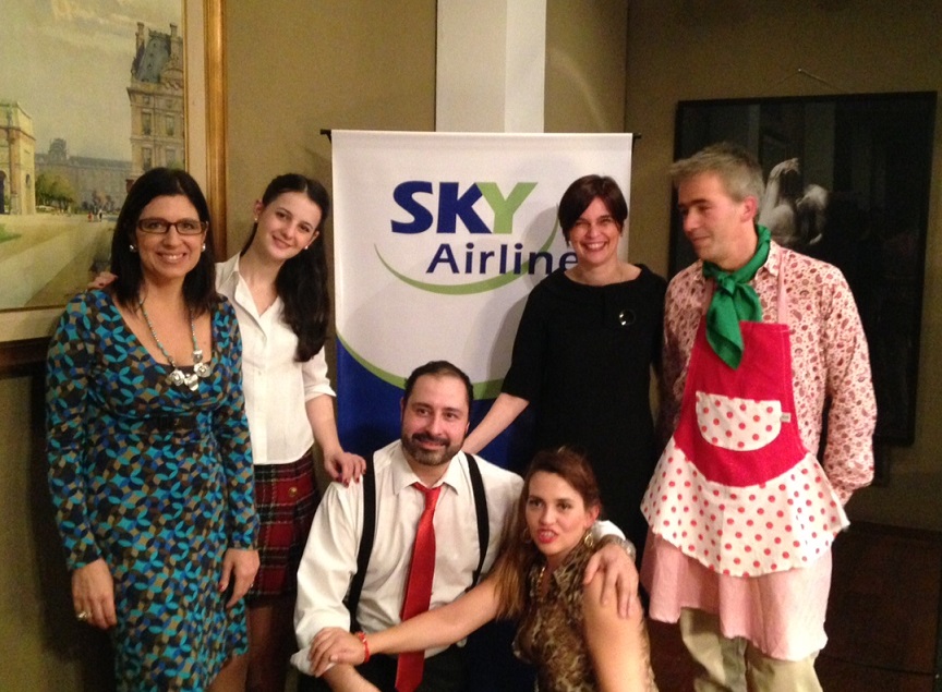 Andrea Jans, Gerente General de SKY Airline, junto al elenco de 'Baba Ghanousch'