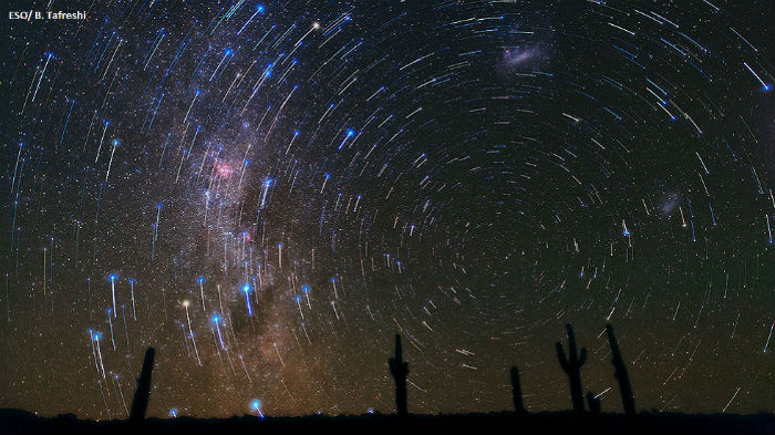 ESO-Rastro-de-estrellas-sobre-cactus-del-desierto-de-atacama