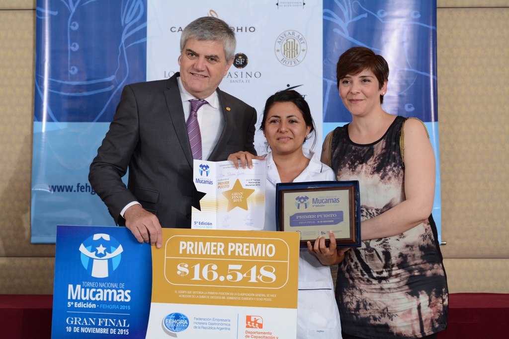 1 Premio Mucamas. Roberto Brunello, Tatiana Jaime y Cristina Zapata, ganadora 2014