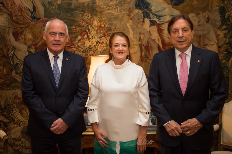 El ministro de Turismo de la Nación, Enrique Meyer junto a la embajadora argentina, Alicia Castro, y el presidente de la Cámara Argentina de Turismo, Oscar Ghezzi en la residencia de la embajadora en Londres.