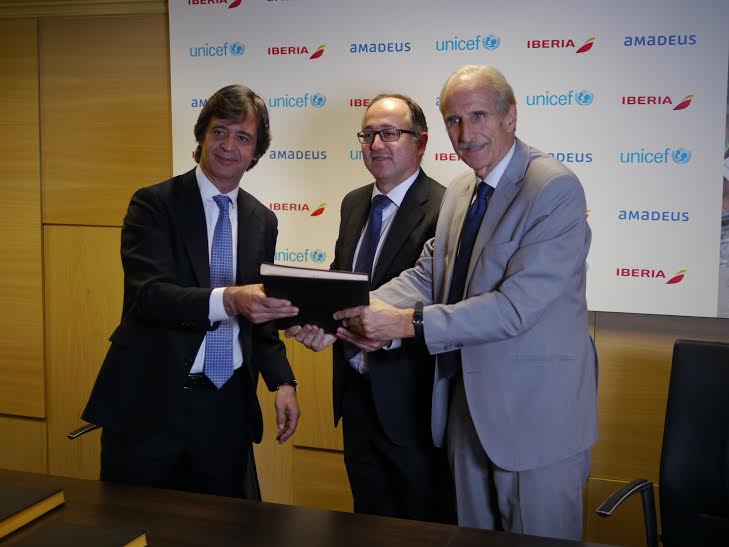 De izquierda a derecha: Luis Maroto - consejero delegado de Amadeus IT Group-, Luis Gallego –presidente de Iberia-, y Carmelo Angulo -Presidente de UNICEF España