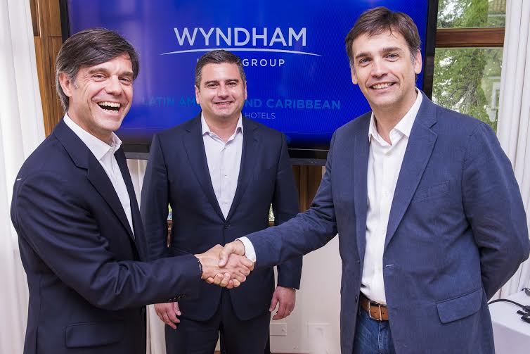 De izquierda a derecha: Luis Mirabelli, vicepresidente de desarrollo para Wyndham Hotel Group en Latinoamérica y Caribe; Paulo Pena, presidente y director general para Wyndham Hotel Group en Latinoamérica y el Caribe y Arturo Navarro, presidente de AADESA