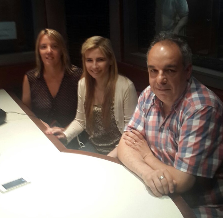 María Dolores Olgado, Laura Gutiérrez y Francisco Simone en los estudios de FM Palermo