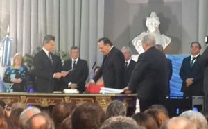 El Presidente de la Nación, Mauricio Macri le toma juramento al Ministro de Turismo de la Nación, Gustavo Santos