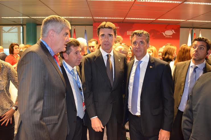 Roberto Brunello; Rafael Miranda; el ministro de Industria, Energía y Turismo de España, José Manuel Soria; y Claudio Aguilar. 
