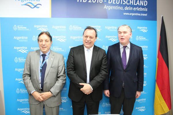 El Ministro de Turismo Gustavo Santos junto al presidente de la CAT Oscar Ghezzi, y Thomas Kroop de Lufthansa
