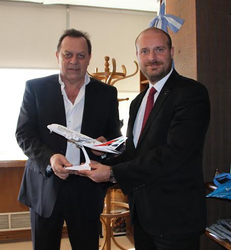 El Ministro de Turismo Gustavo Santos junto a Fernando Joselevich, gerente general de Emirates Airlines para la Argentina, Uruguay y Chile