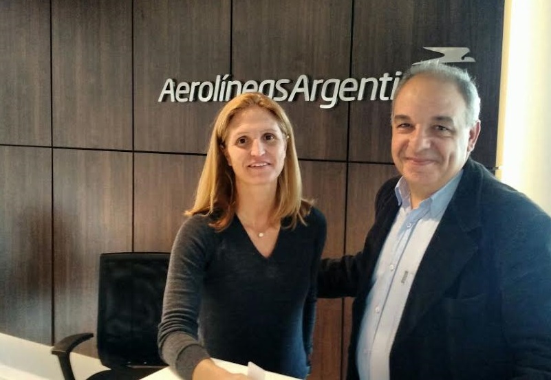 Felicitas Castrillón, Gerente de Relaciones Institucionales de Aerolíneas Argentinas, junto a Francisco Simone de El Diario de Turismo