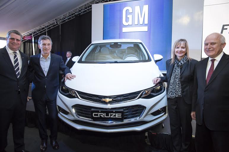 Carlos Zarlenga, Pres. GM Argentina; Maurici ... e Sta Fe, junto al Nuevo Chevrolet Cruze