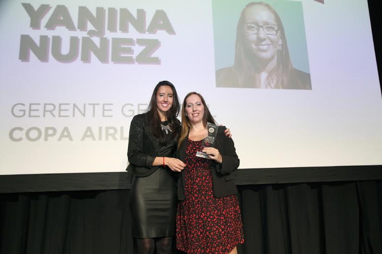 Yanina Nuñez recibiendo el premio Woman to Watch