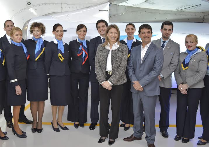  Isela Costantini, presidente del Grupo Aerolíneas y Pablo Fernandez Fayole, Gerente del Centro integral de capacitación – Cefepra, junto a tripulación de cabina que se entrenará en el centro.