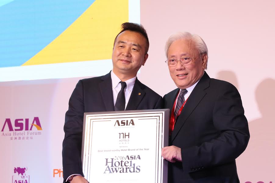 He Xihong (izq.), Chief Development Officer de NH Hotel Group China y James Lu, Executive Director of Hong Kong Hotels Association (der.) en el escenario de la ceremonia 2016 AHF Asia Hotel Awards.