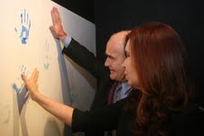 La presidenta de la Nación, Cristina Fernández de Kirchner, y el ministro de Turismo de la Nación, Enrique Meyer en el pabellón del MINTUR frente a la Cueva de las Manos, Santa Cruz